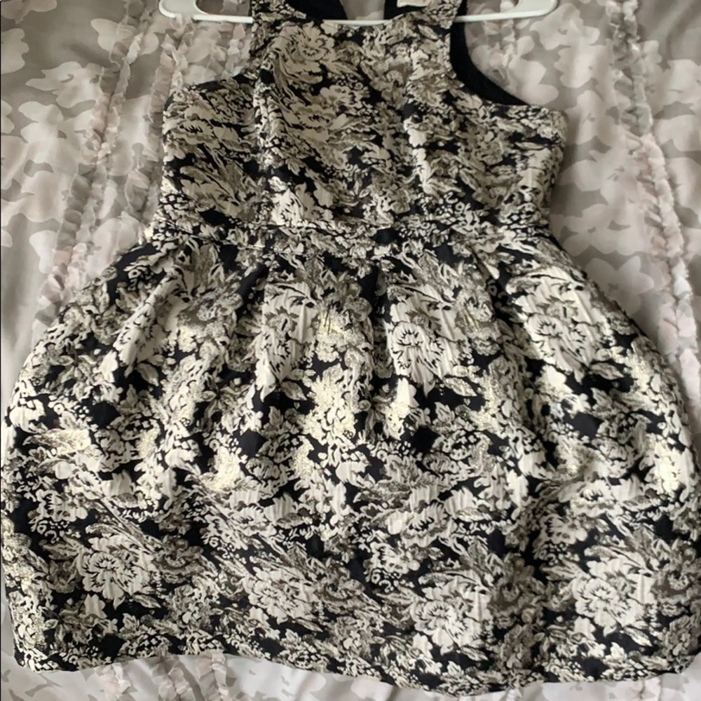 Selling a cute winter type dress.
